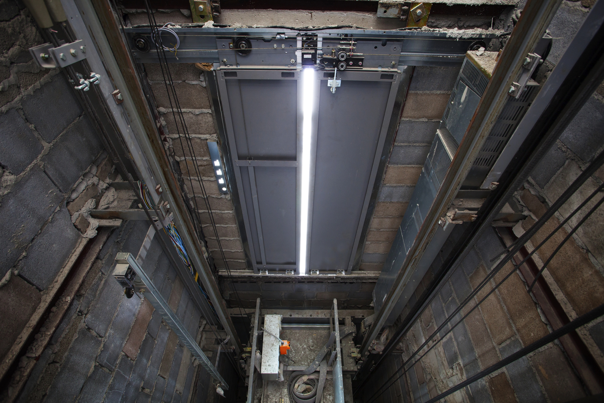 Asansör Kuyusu Su Yalıtım Enjeksiyonu: Dikey Hacimde Kontrol