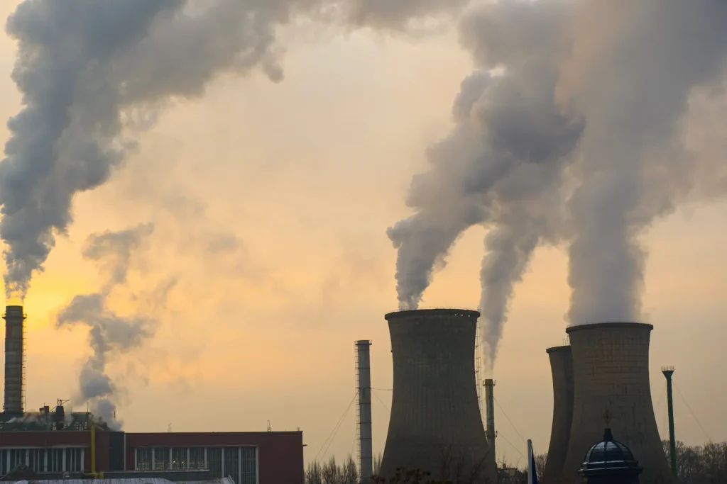 Soğutma kuleleri ve bacalarıyla bir enerji santrali