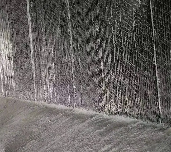 Karbon fiber kumaşla sarılmış bir otoyol köprüsü kirişinin gövdesi yakından